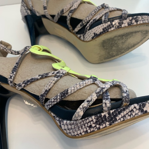 VERSACE JEANS EU-38 US-8 4.5” heals Black Snake Skin Yellow 1” platform - Picture 15 of 16